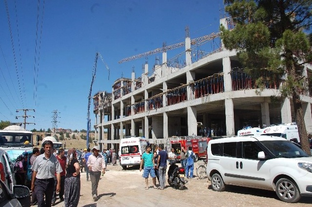 Avm İnşaatında Göçük: 8 Yaralı