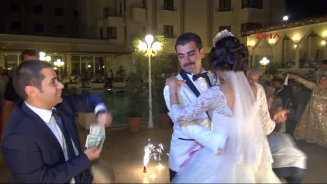 Şanlıurfa'daki Düğünde Dolar Yağmuru