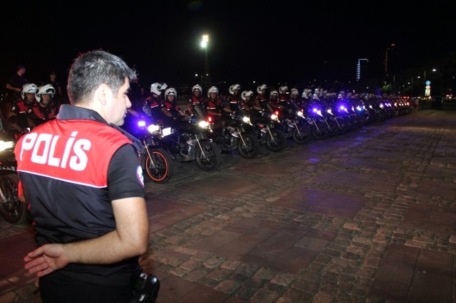 İzmir'de 600 Polisle Balyoz Gibi Operasyon! 159 Kişi Yakalandı