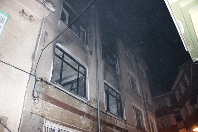 Yangında Can Pazarı Yaşandı! Vatandaş Balkondan Çarşafla İndi
