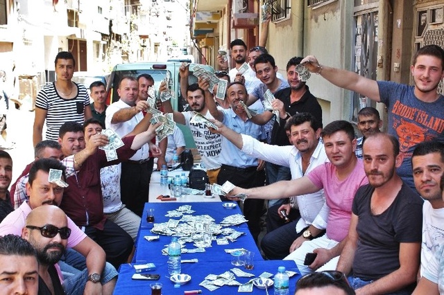Müzisyenler Sokak Ortasında 5 Bin Doları Yaktı