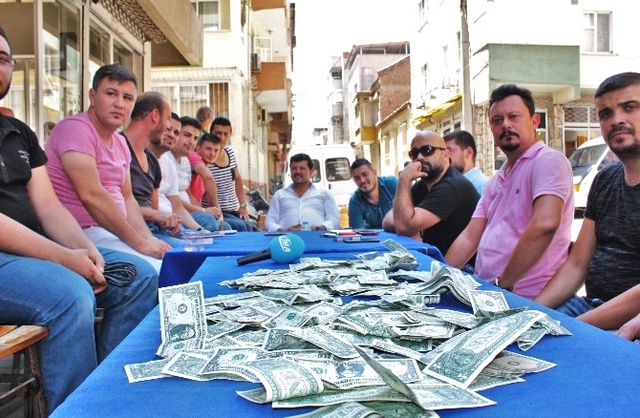 Müzisyenler Sokak Ortasında 5 Bin Doları Yaktı