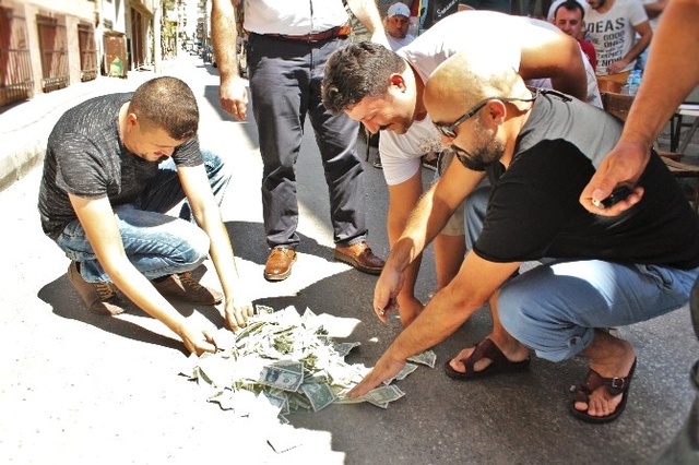 Müzisyenler Sokak Ortasında 5 Bin Doları Yaktı