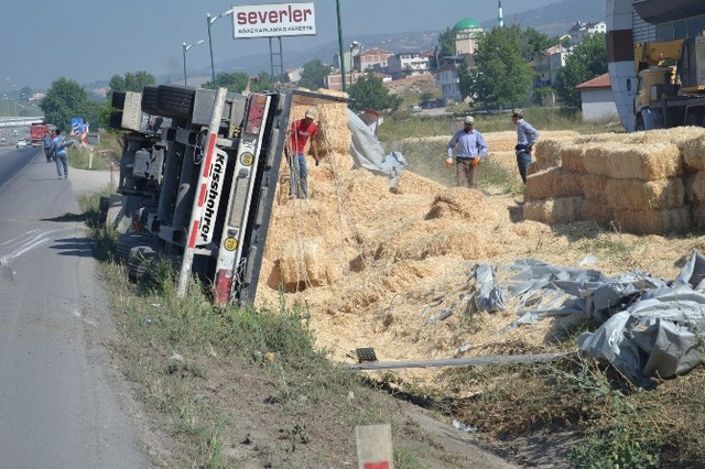 Saman Yüklü Tır İşte Böyle Devrildi...