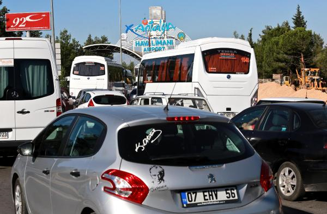 Antalya Havalimanı'nda 'Güvenlik Kuyruğu' Sürüyor