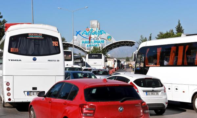 Antalya Havalimanı'nda 'Güvenlik Kuyruğu' Sürüyor