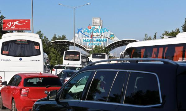 Antalya Havalimanı'nda 'Güvenlik Kuyruğu' Sürüyor