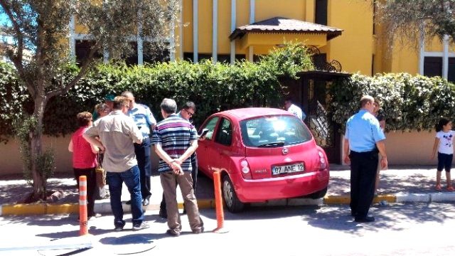 Direksiyon Hakimiyetini Kaybeden Sürücü, Aracıyla Başkanın Evine Çarptı
