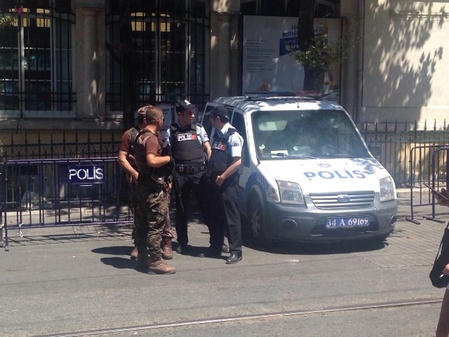 Özel Harekat Polisleri Fransa Başkonsolosluğu'nda Kuş Uçurtmuyor
