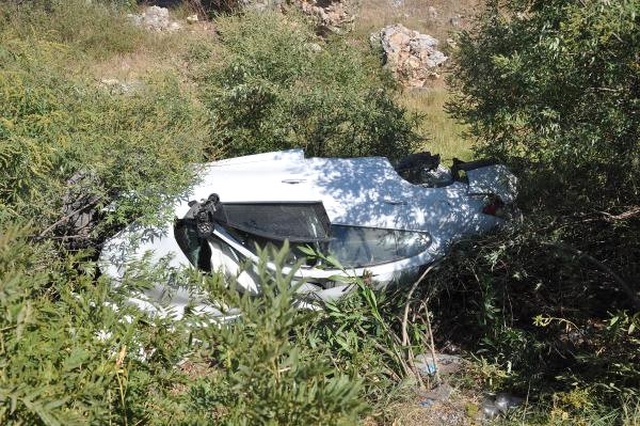 Tır Karşı Şeritteki Otomobile Çarptı: 1 Ölü, 2 Yaralı