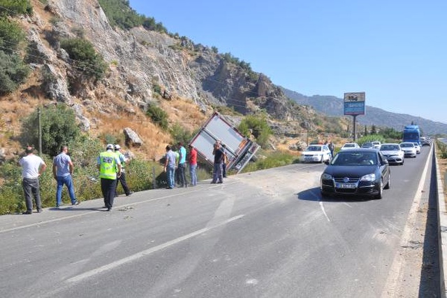 Tır Karşı Şeritteki Otomobile Çarptı: 1 Ölü, 2 Yaralı