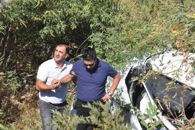 Tır Karşı Şeritteki Otomobile Çarptı: 1 Ölü, 2 Yaralı