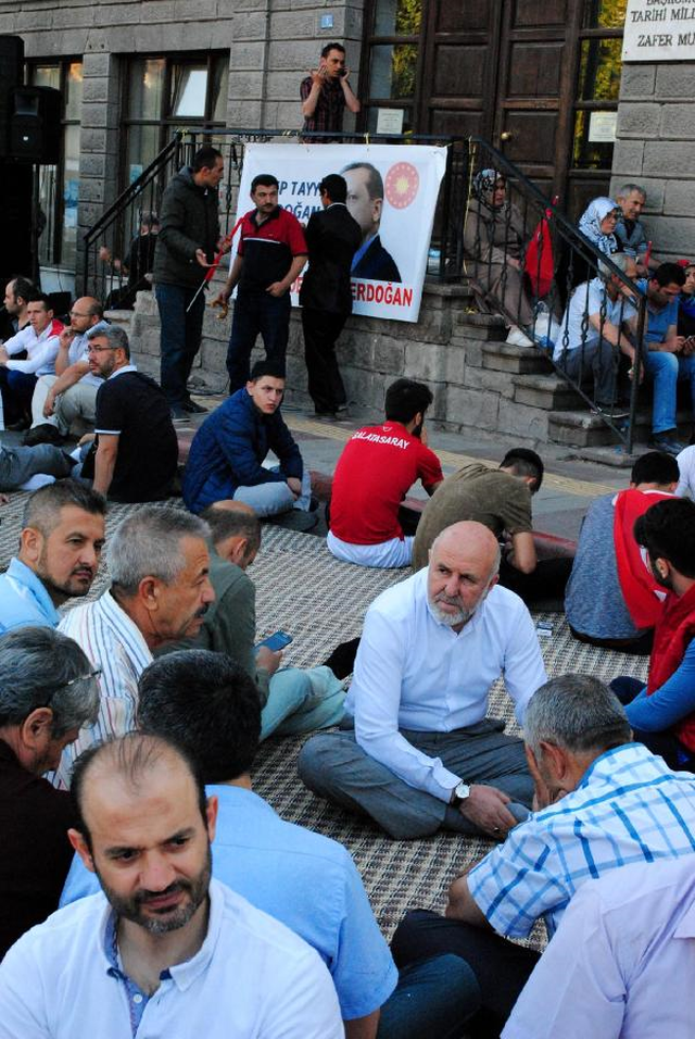 Afyonkarahisar'da Demokrasi Nöbeti! Halk Sokakta Sabahladı