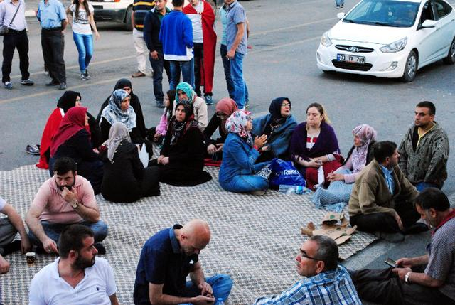 Afyonkarahisar'da Demokrasi Nöbeti! Halk Sokakta Sabahladı