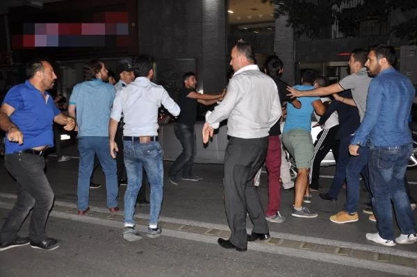 Protestoculara Laf Atan Genci Linç Edilmekten Polis Kurtardı