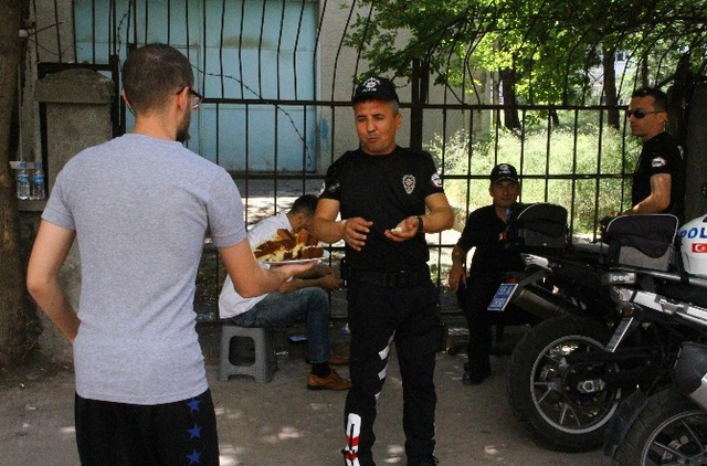 Samsunlu Vatandaşlardan Polise Pasta ve Börekli Moral