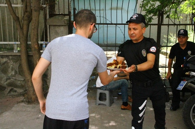 Samsunlu Vatandaşlardan Polise Pasta ve Börekli Moral