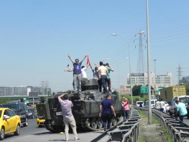 Araçlarını Park Edip Tank Selfiesi Çekmek İsteyenler Trafiği Aksattı