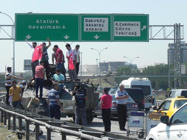 Araçlarını Park Edip Tank Selfiesi Çekmek İsteyenler Trafiği Aksattı