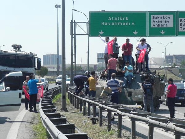 Araçlarını Park Edip Tank Selfiesi Çekmek İsteyenler Trafiği Aksattı