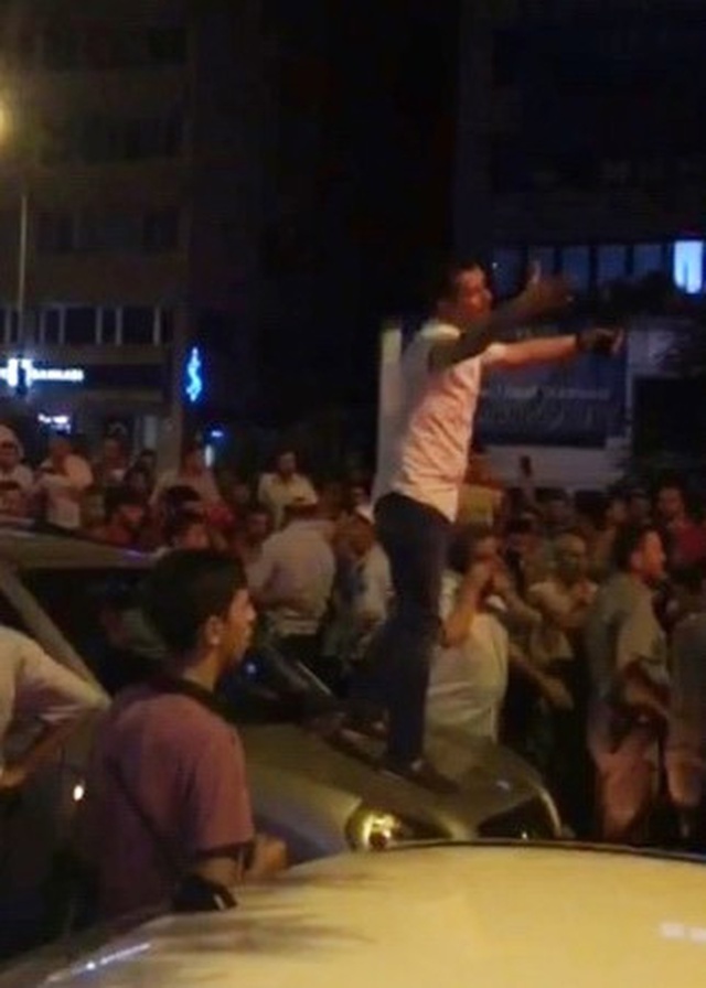 Bursa'da Kalabalığın Arasına Aracıyla Giren Sürücüyü, Polis Havaya Ateş Ederek Kurtardı
