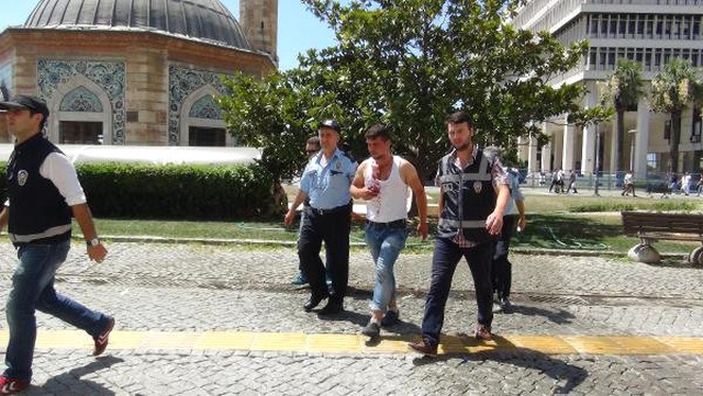 Konak Meydanı'nda 'Demokrasi Nöbeti' Tutanların Linç Girişimi