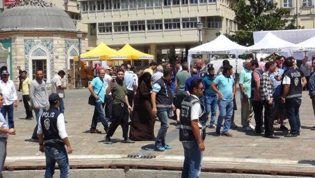 Konak Meydanı'nda '<a class='keyword-sd' href='/demokrasi/' title='Demokrasi'>Demokrasi</a> Nöbeti' Tutanların Linç Girişimi