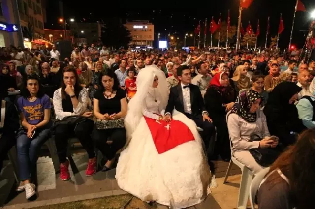 Düğünden Çıkan Gelin ve Damat Demokrasi Nöbeti Tuttu