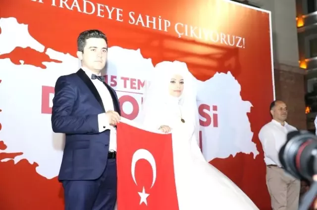 Düğünden Çıkan Gelin ve Damat Demokrasi Nöbeti Tuttu