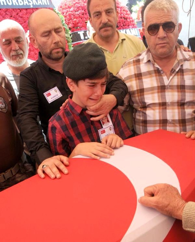 Şehit Emniyet Müdürü'nü, 13 Yaşındaki Oğlu Gözyaşlarıyla Uğurladı