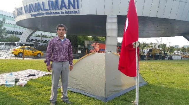 Havalimanına Çadır Kuran Vatandaştan 'Demokrasi' Nöbeti