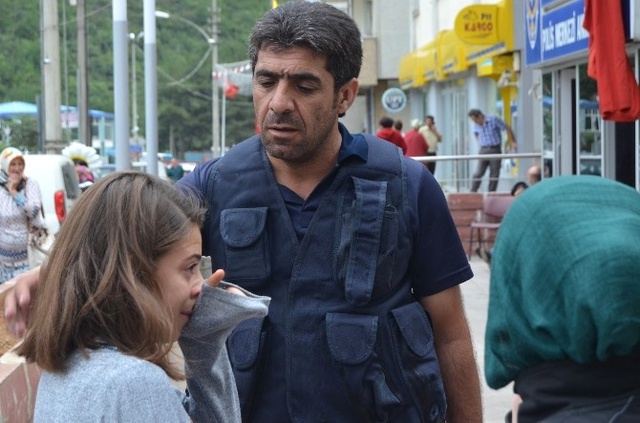 Genç Kız Polise Sarılarak Ağladı