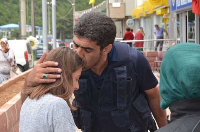 Genç Kız Polise Sarılarak Ağladı