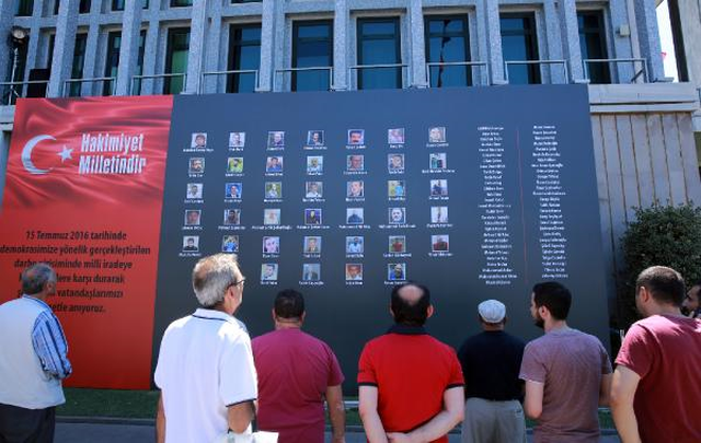 15 Temmuz'da Hayatını Kaybedenlerin Fotoğrafları İBB Önünde