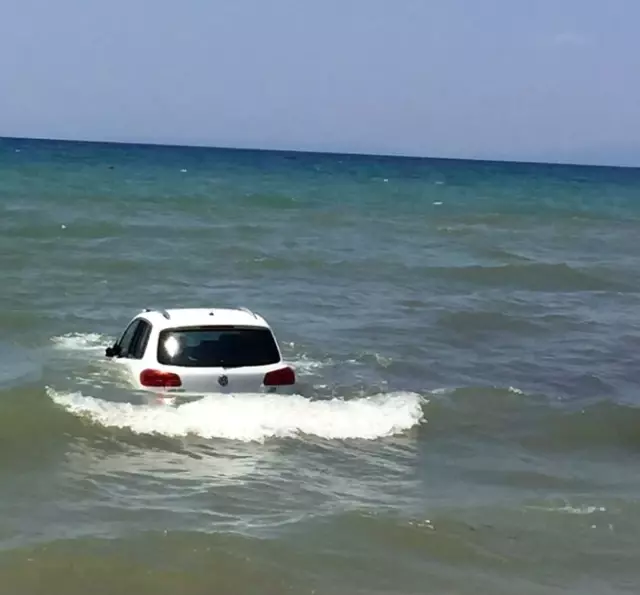 Kuşadası'nda Otomobil Plaja Girdi: 1'i Ağır 4 Yaralı