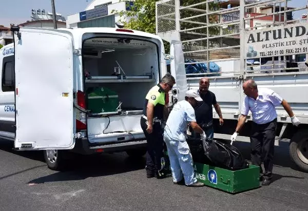 'Beni O.. Yaptınız' Dedi, Kamyonetin Önüne Atlayıp Canına Kıydı