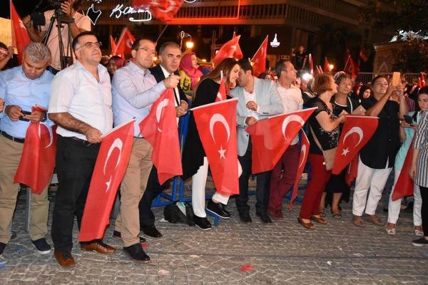 Ünlülerden İzmir'deki Demokrasi Nöbeti'ne Büyük Destek