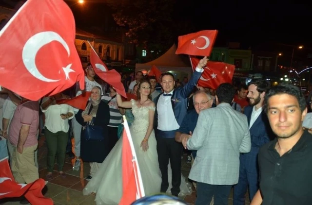 Düğünden Çıkıp Demokrasi Nöbetine Gittiler