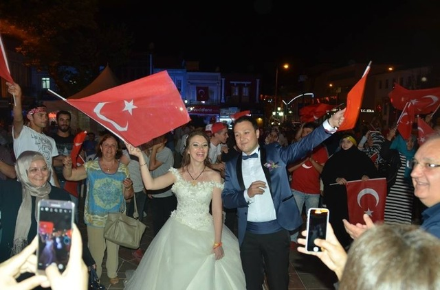 Düğünden Çıkıp Demokrasi Nöbetine Gittiler