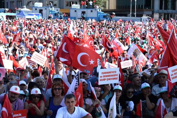 CHP'nin Çağrısıyla Taksim'de Toplanan Demokrasi Mitinginden İlk Görüntüler