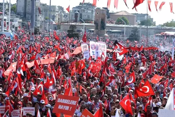 CHP'nin Çağrısıyla Taksim'de Toplanan Demokrasi Mitinginden İlk Görüntüler