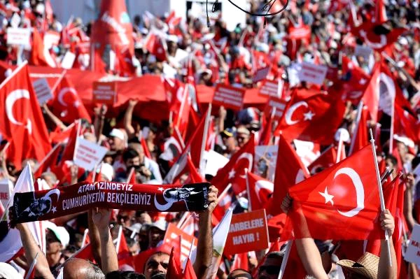 CHP'nin Çağrısıyla Taksim'de Toplanan Demokrasi Mitinginden İlk Görüntüler