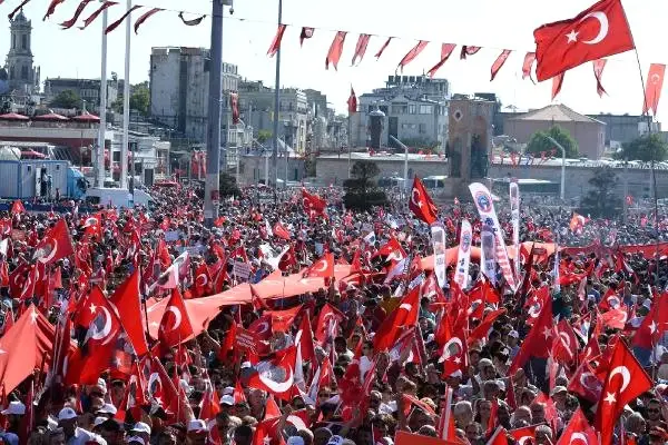 CHP'nin Çağrısıyla Taksim'de Toplanan Demokrasi Mitinginden İlk Görüntüler