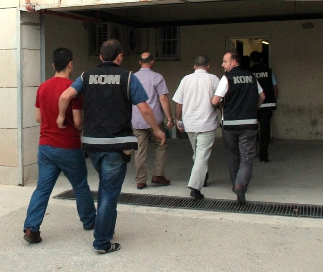 Elazığ'da Gözaltına Alınan Polislerin Üzerinden 1 Dolar Çıktı