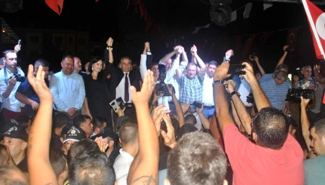 Aydın'da Demokrasi Nöbetinde AK Parti'lilerle CHP'liler Birbirine Girdi