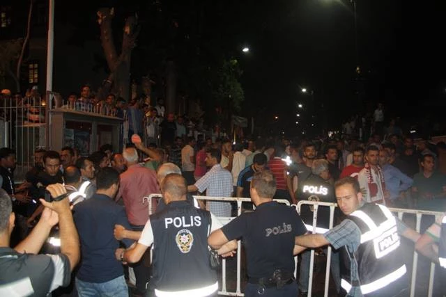 Aracıyla Halkın Arasına Daldı, Polis Linçten Havaya Ateş Açarak Kurtardı