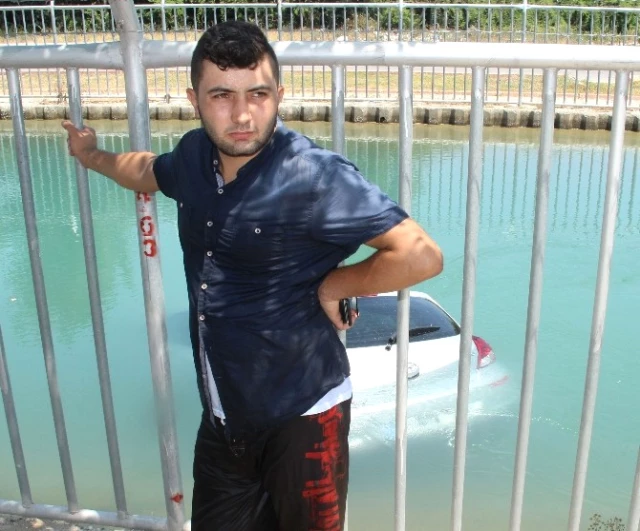 Arabasıyla Sulama Kanalına Düşen Genç Camdan Çıkarak Kurtuldu