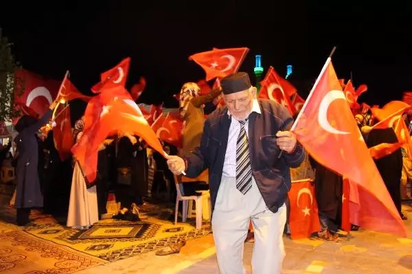 82 Yaşında Her Gece 'Demokrasi Nöbeti'nde