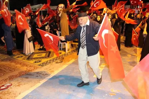 82 Yaşında Her Gece 'Demokrasi Nöbeti'nde