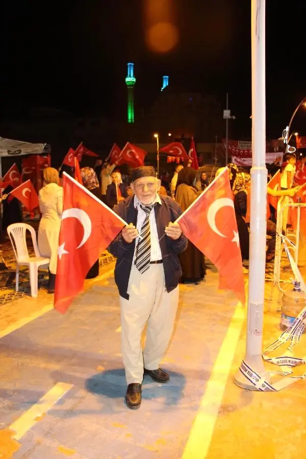 82 Yaşında Her Gece 'Demokrasi Nöbeti'nde